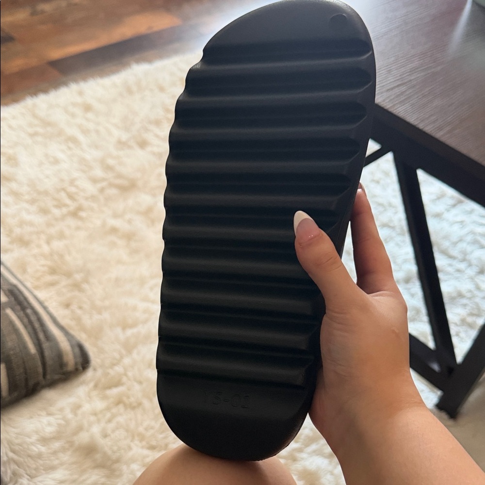 Yeezy slides - Picture 2 of 3